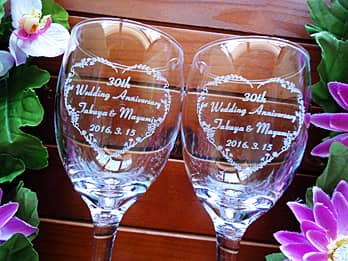 �u30th wedding anniversary�A���e�̖��O�A�����L�O���̓��t�v�𑤖ʂɒ��������A���e�̌����L�O���j���p�̃y�A�̃��C���O���X