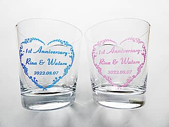 �u1st Anniversary�A�����܂ƒU�ߗl�̖��O�A�����L�O���̓��t�v�𑤖ʂɒ��������A�����L�O���j���p�̃y�A�̃��b�N�O���X