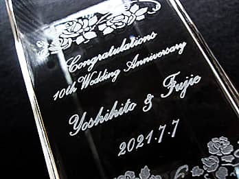 �����L�O���̃v���[���g�p�̃K���X�ԕr�̑��ʂɒ��������u���j�����b�Z�[�W�A�U�ߗl�Ɖ����܂̖��O�v�̃N���[�Y�A�b�v�摜