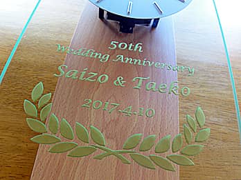 �u50th Wedding Anniversary�A���e�̖��O�A�����L�O���̓��t�v��O�ʃK���X�ɒ��������A���e�̋������j���̃v���[���g�p�̊|�����v