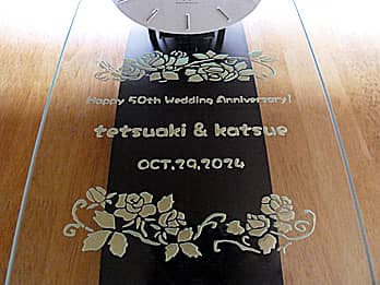 �uHappy 50th Wedding Anniversary�A���e�̖��O�A�����L�O���̓��t�v��O�ʃK���X�ɒ��������A���e�̋������j���p�̕Ǌ|�����v