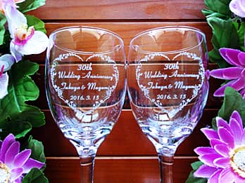 ���j�����b�Z�[�W�A�����܂ƒU�ߗl�̖��O�A�����L�O���̓��t�𑤖ʂɒ��������A�����L�O���j���p�̃y�A�̃��C���O���XG-1