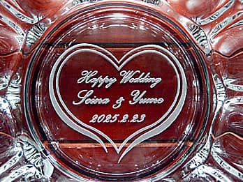 �uHappy Wedding�A�V�Y�ƐV�w�̖��O�A�������̓��t�v���ʂɒ��������A�����j���p�̃K���X���D�M