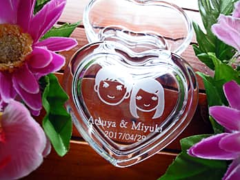 �V�Y�ƐV�w�̎���G�Ɩ��O�A�������̓��t���W�ɒ��������A�����j���p�̃n�[�g�`�̃K���X����������