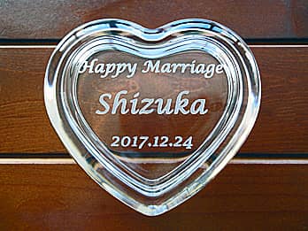 �uHappy Marriage�A�V�w�̖��O�A�������̓��t�v���W�ɒ��������A�����j���p�̃K���X����������