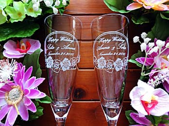 �uHappy Wedding�A�V�Y�ƐV�w�̖��O�A�������̓��t�v�𑤖ʂɒ��������A�����j���p�̃y�A�̃V�����p���O���X