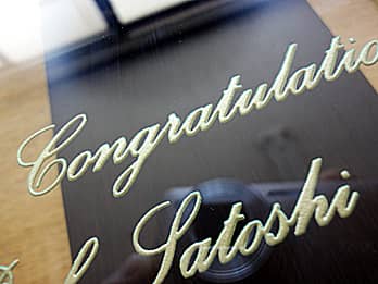 �S�[���h�ɒ��F���H�����uCongratulations�v�̐ڎʉ摜