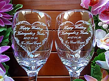 「Happy wedding、新郎と新婦の名前、結婚式の日付」を側面に彫刻した、結婚祝い用のペアのワイングラス