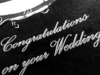 �����j���p�̃K���X���ʐ^���Ăɒ��������A�uCongratulations on your wedding�v�̃N���[�Y�A�b�v�摜