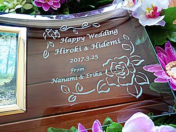 �uHappy wedding�A�V�Y�ƐV�w�̖��O�A�������̓��t�v�𒤍������A�����j���p�̃K���X���ʐ^����