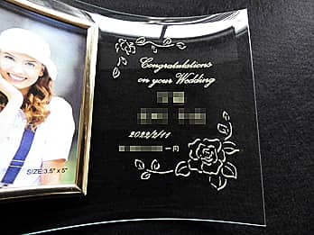 �uCongratulations on your wedding�A�V�Y�ƐV�w�̖��O�A�������̓��t�A�����̖��O�v�𒤍������A�����j���p�̃K���X���ʐ^����