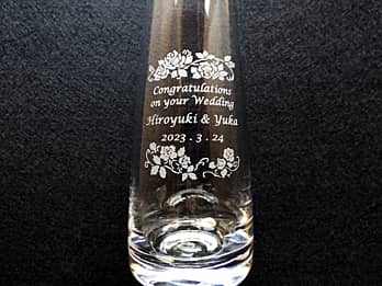 �uCongratulations on your wedding�A�V�Y�ƐV�w�̖��O�A�������̓��t�v�𑤖ʂɒ��������A�����j���p�̈�֑}��