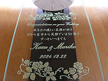 �uCongratulations on your wedding�A�V�Y�ƐV�w�̖��O�A�������̓��t�v��O�ʃK���X�ɒ��������A�����j���p�̕Ǌ|�����v