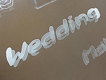 �E�F���J���{�[�h�̋������̕\�ʂɒ��������uWedding�v�̃N���[�Y�A�b�v�摜