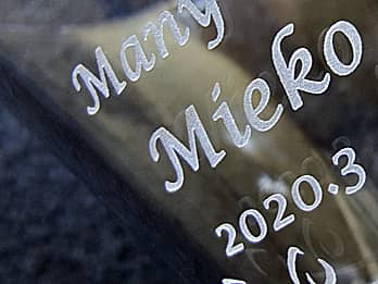 �z���C�g�f�[�̃v���[���g�p�̃O���X���ʂɒ��������A�u���O�A���b�Z�[�W�A���t�v�̃N���[�Y�A�b�v�摜