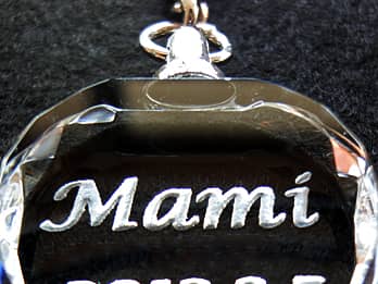 �L�[�z���_�[�ɕt���Ă���n�[�g�`�̃K���X���ɒ��������A�u���O�v�̃N���[�Y�A�b�v�摜