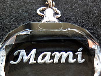 �z���C�g�f�[�̃v���[���g�p�̃X�g���b�v�̃K���X���ɒ��������A�u���鑊��̖��O�v�̃N���[�Y�A�b�v�摜