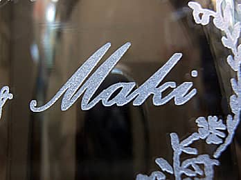 �z���C�g�f�[�̃v���[���g�p�̃K���X���Ԋ�̑��ʂɒ��������A���鑊��̖��O�̃N���[�Y�A�b�v�摜